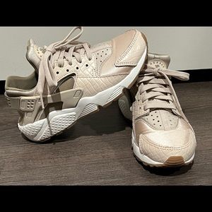Women Nike Huaraches